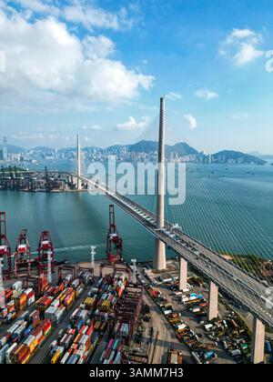 Veduta aerea del Ponte Stonecutters che attraversa la baia vicino al porto commerciale di Hong Kong. Foto Stock