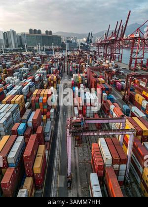 Hong Kong - 8 ottobre 2022: Vista aerea dei contenitori colorati nel porto di Hong Kong durante il tramonto. Foto Stock