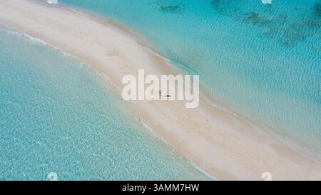 Vista aerea della spiaggia Nosy iranja con splendide acque turchesi e sabbia bianca, Bemaneviky Ouest, Madagascar. Foto Stock