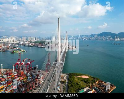 Veduta aerea del Ponte Stonecutters che attraversa la baia vicino al porto commerciale di Hong Kong. Foto Stock