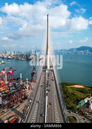 Veduta aerea del Ponte Stonecutters che attraversa la baia vicino al porto commerciale di Hong Kong. Foto Stock