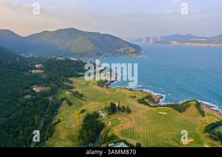 Vista aerea del club golfistico Shek o Beach lungo la costa dell'isola di Hong Kong. Foto Stock