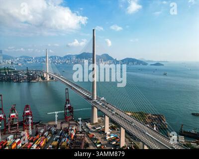Veduta aerea del Ponte Stonecutters che attraversa la baia vicino al porto commerciale di Hong Kong. Foto Stock