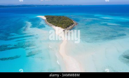 Vista aerea di Nosy Iranja con splendide acque turchesi e spiagge incontaminate, Bemaneviky Ouest, Madagascar. Foto Stock