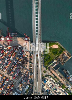 Veduta aerea del Ponte Stonecutters che attraversa la baia vicino al porto commerciale di Hong Kong. Foto Stock