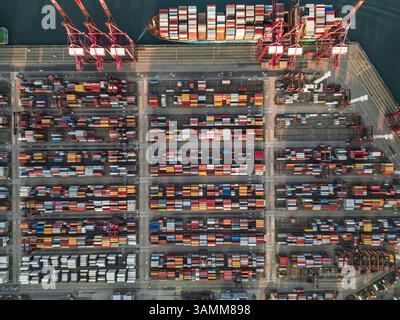 Hong Kong - 8 ottobre 2022: Vista aerea dei contenitori colorati nel porto di Hong Kong durante il tramonto. Foto Stock