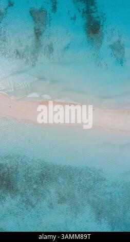 Vista aerea della splendida spiaggia turchese e delle coste sabbiose con l'oceano incontaminato, Nosy Iranja, Madagascar. Foto Stock