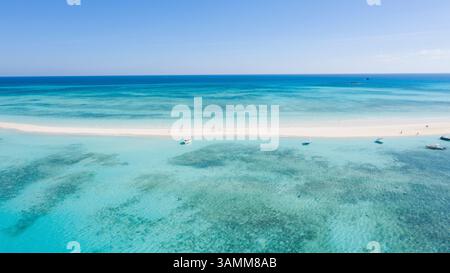 Vista aerea del paradiso tropicale con acque turchesi e spiaggia incontaminata, Nosy Iranja, Madagascar. Foto Stock