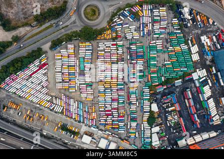 Vista aerea degli autobus densamente affollati nel porto di Hong Kong. Foto Stock