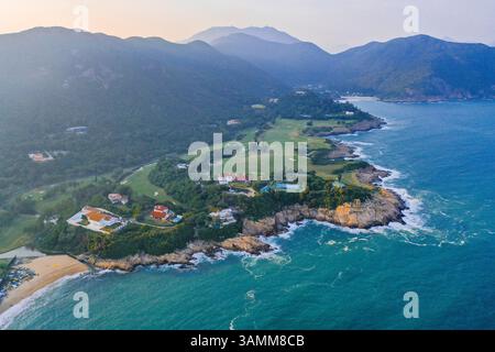 Vista aerea del club golfistico Shek o Beach lungo la costa dell'isola di Hong Kong. Foto Stock