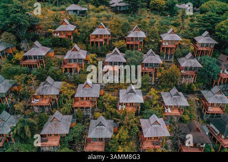 Vista aerea di molti bungalow simili nel resort sulle isole Phi Phi, Thailandia. Foto Stock