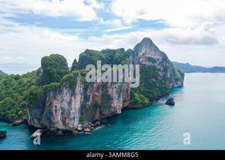 Vista aerea della baia di Loh Lana e della spiaggia di Nui con alte scogliere sull'isola di Phi Phi, Thailandia. Foto Stock