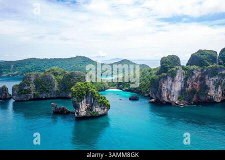 Vista aerea della baia di Loh Lana e della spiaggia di Nui con alte scogliere sull'isola di Phi Phi, Thailandia. Foto Stock