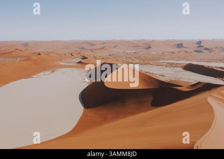 Vista aerea delle dune di sabbia e del Lange Wand vicino a Walvis Bay, Namibia. Foto Stock