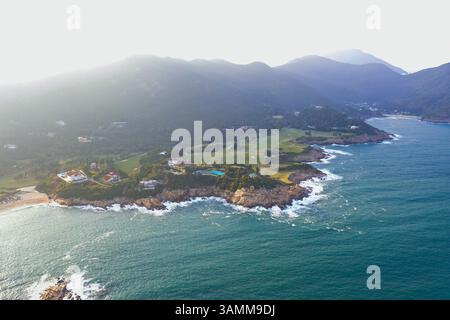Vista aerea del club golfistico Shek o Beach sul mare lungo la costa dell'isola di Hong Kong. Foto Stock