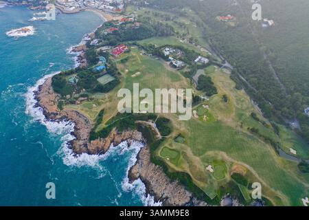 Vista aerea del club golfistico Shek o Beach lungo la costa dell'isola di Hong Kong. Foto Stock