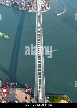Veduta aerea del Ponte Stonecutters che attraversa la baia vicino al porto commerciale di Hong Kong. Foto Stock