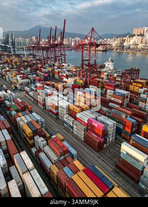 Hong Kong - 8 ottobre 2022: Vista aerea dei contenitori colorati nel porto di Hong Kong durante il tramonto. Foto Stock