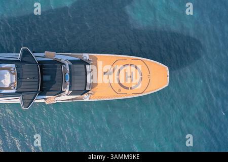 Hong Kong - 8 ottobre 2022: Veduta aerea dello yacht NORD autorizzato avvistato nelle acque di Hong Kong. Foto Stock