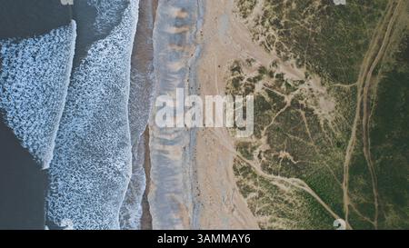 Vista aerea della splendida spiaggia con verdi dune di sabbia vicino a Ogmore-by-Sea, Galles. Foto Stock