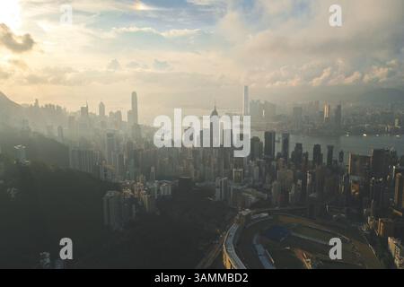 Vista aerea dello skyline di Hong Kong al mattino soleggiato con molti appartamenti, Hong Kong. Foto Stock