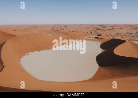 Vista aerea delle dune di sabbia e del Lange Wand vicino a Walvis Bay, Namibia. Foto Stock