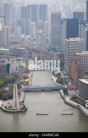 Vista aerea del paesaggio urbano moderno con fiume e grattacieli. Vista mozzafiato di Shanghai e del fiume Huangpu. Foto Stock