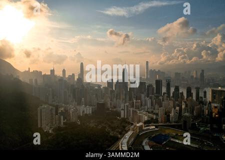 Vista aerea dello skyline di Hong Kong al mattino soleggiato con molti appartamenti, Hong Kong. Foto Stock