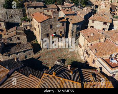 Vista aerea dell'affascinante centro storico medievale con tetti in pietra e pittoreschi cortili, Castiglione d'Orcia, Italia. Foto Stock