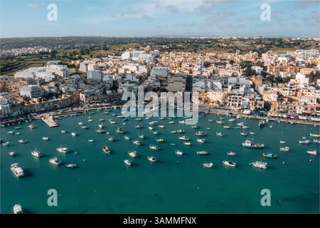 Vista aerea del porto di Marsaxlokk con splendide barche ed edifici storici, Marsaxlokk, Malta. Foto Stock