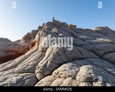 Vista aerea di formazioni rocciose uniche sotto il cielo blu a Marble Canyon, Arizona, Stati Uniti. Foto Stock