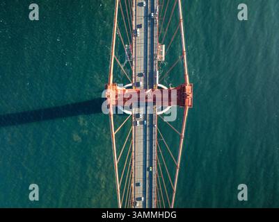 Vista aerea dell'iconico ponte Golden Gate che si estende sulla baia con il paesaggio urbano panoramico di San Francisco, Stati Uniti. Foto Stock