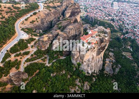 Vista aerea degli antichi monasteri arroccati su suggestive formazioni rocciose in una splendida valle, Kalabaka, Grecia. Foto Stock