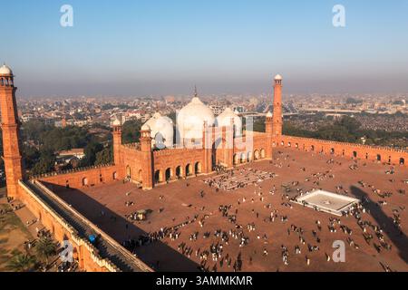 Vista aerea della storica Moschea Badshahi con i suoi iconici minareti e cortile, Lahore, Pakistan. Foto Stock