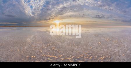 Vista aerea panoramica della costa del lago Elton al tramonto (Ozero Ell'ton), oblast di Volgograd, Russia. Foto Stock