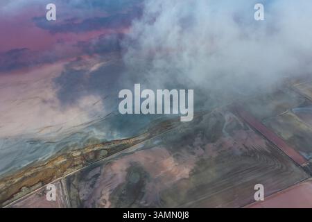Vista aerea del lago salato Koyashskoye con nuvole basse nella regione di Crimea, Repubblica autonoma di Crimea, Ucraina. Foto Stock