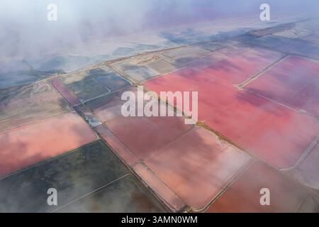 Vista aerea del lago salato Koyashskoye con nuvole basse nella regione di Crimea, Repubblica autonoma di Crimea, Ucraina. Foto Stock