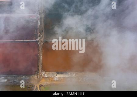 Vista aerea del lago salato Koyashskoye con nuvole basse nella regione di Crimea, Repubblica autonoma di Crimea, Ucraina. Foto Stock