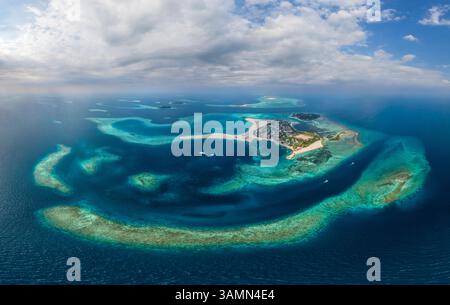 Vista aerea panoramica degli atolli di Guraidhoo, arcipelago delle Maldive. Foto Stock