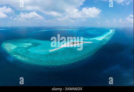 Vista aerea panoramica delle splendide Atolls con barriera corallina circondata dall'Oceano Indiano, Maldive. Foto Stock