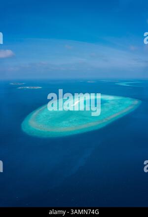 Vista aerea panoramica delle splendide Atolls con barriera corallina circondata dall'Oceano Indiano, Maldive. Foto Stock