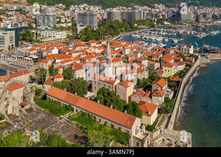 Vista aerea panoramica della città vecchia di Budva, Montenegro. Foto Stock