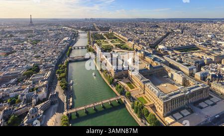 Vista aerea panoramica del Museo del Louvre lungo la Senna, Parigi, Francia. Foto Stock