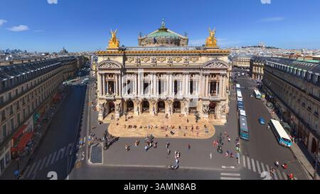 Parigi, Francia - 22 febbraio 2022: Vista aerea panoramica del Palais Garnier Opera House di Parigi, Francia. Foto Stock