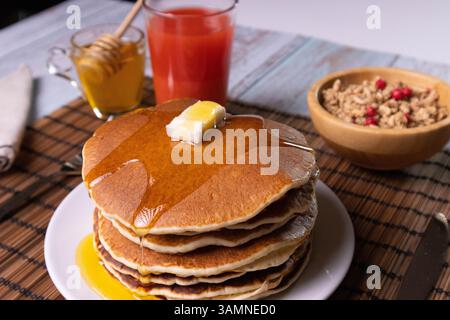 Colazione con pancake con miele e muesli Foto Stock