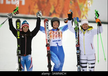 18 febbraio 2014 - Sochi, Russia - vincitrici da sinistra, Anna Fennenger d'Austria (argento), Tina Maze di Slovenia (oro) e Viktoria Rebensburg di Germania (bronzo) nello Slalom gigante femminile al Rosa Khutor Alpine Center alle Olimpiadi invernali di Sochi del 2014. (Immagine di credito: © Erich Schlegel/ZUMAPRESS.com) Foto Stock