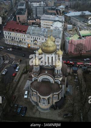 Vista aerea della chiesa ortodossa di San Costantino e Michele con cupole dorate in un bellissimo paesaggio urbano, Naujamiestis, Lituania. Foto Stock