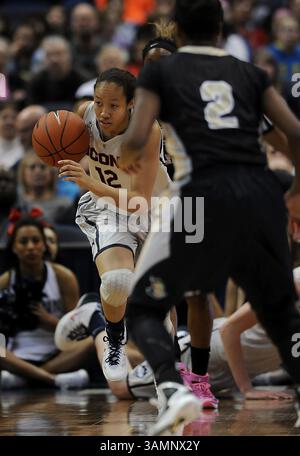 19 febbraio 2014 - Hartford, CT, USA - la guardia del Connecticut Huskies Saniya Chong (12) incita in tribunale dopo aver preso un rimbalzo contro i Central Florida Knights al XL Center di Hartford, Conn., mercoledì 19 febbraio 2014. (Immagine di credito: © John Woike/MCT/ZUMAPRESS.com) Foto Stock