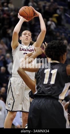 19 febbraio 2014 - Hartford, CT, USA - l'attaccante dei Connecticut Huskies Breanna Stewart (30) raggiunge il suo 1000° punto nel suo primo colpo della notte contro i Central Florida Knights al XL Center di Hartford, Conn., mercoledì 19 febbraio 2014. (Immagine di credito: © John Woike/MCT/ZUMAPRESS.com) Foto Stock