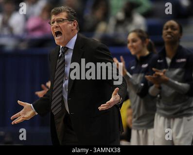 19 febbraio 2014 - Hartford, CT, USA - il capo-allenatore dei Connecticut Huskies Geno Auriemma reagisce alle prestazioni della sua squadra durante il primo tempo contro i Central Florida Knights al XL Center di Hartford, Conn., mercoledì 19 febbraio 2014. (Immagine di credito: © John Woike/MCT/ZUMAPRESS.com) Foto Stock